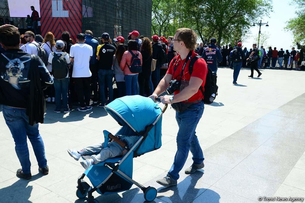 Formula 1 azarkeşləri Bakı bulvarında belə dincəlirlər - FOTOLAR