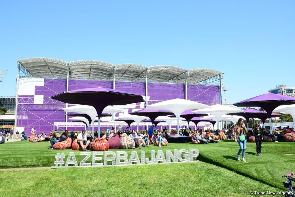 Formula 1 azarkeşləri Bakı bulvarında belə dincəlirlər - FOTOLAR