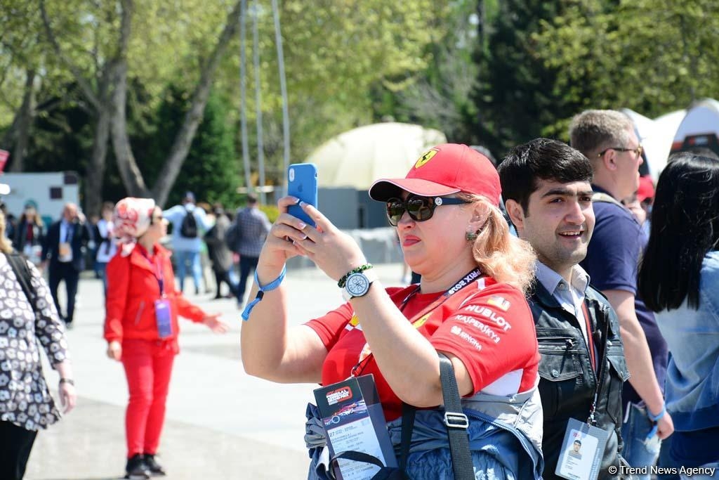 Formula 1 azarkeşləri Bakı bulvarında belə dincəlirlər - FOTOLAR