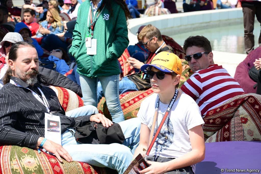 Formula 1 azarkeşləri Bakı bulvarında belə dincəlirlər - FOTOLAR