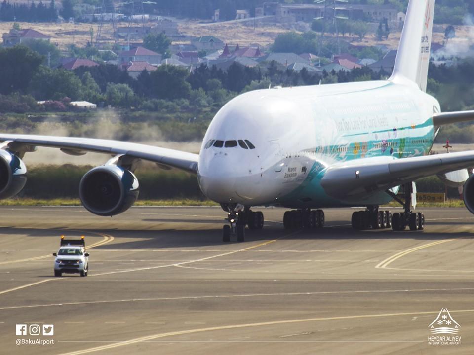 Ən böyük sərnişin təyyarəsi Bakı aeroportuna endi - FOTO