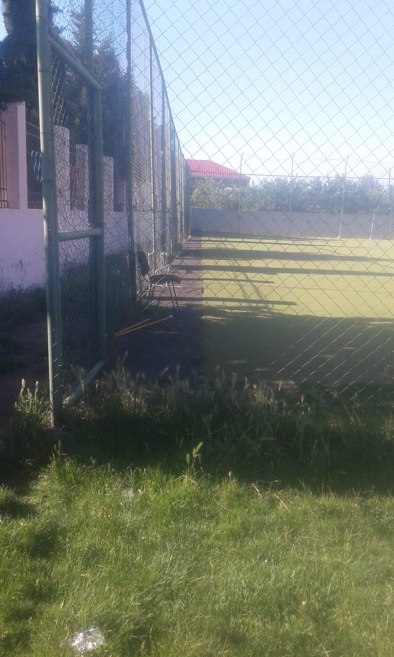 İcra başçısı uşaqların futbol oynadığı bu meydançanı sökür - FOTO