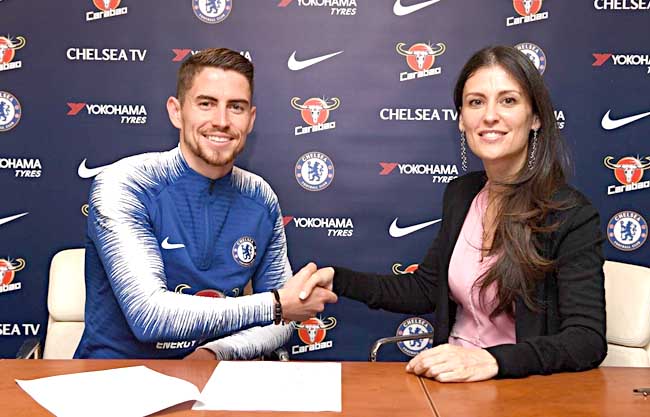 Futbolun ən güclü qadını: böyük qərarların arxasında o var - FOTOLAR