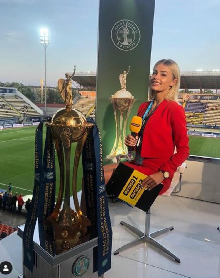 Hamı futbolçunun xanım aparıcıya qarşı bu hərəkətindən danışır - FOTO/VİDEO