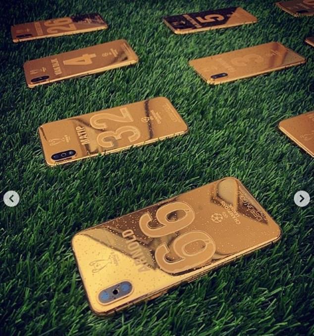 "Liverpul" rəhbərliyi baş məşqçi və futbolçulara telefon hədiyyə etdi - FOTO