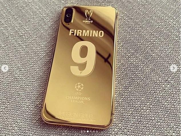 "Liverpul" rəhbərliyi baş məşqçi və futbolçulara telefon hədiyyə etdi - FOTO