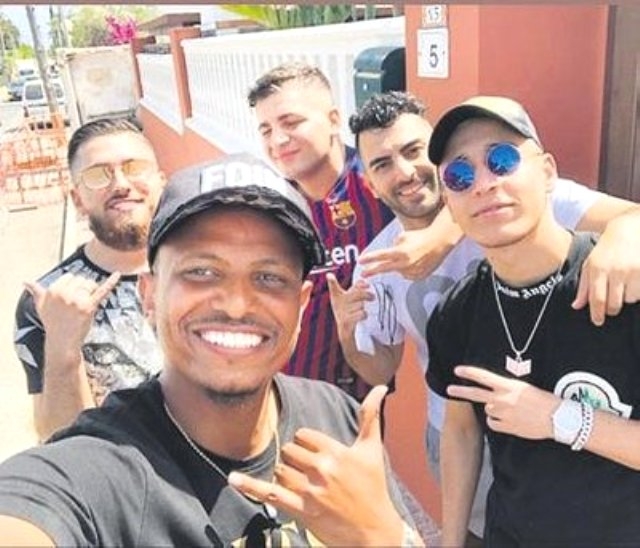 Türk futbolçunun qızlarla əyləncəsi tənqid olundu - FOTO/VİDEO