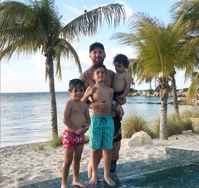 Messi pivə içir, sahildə öpüşür - FOTOLAR