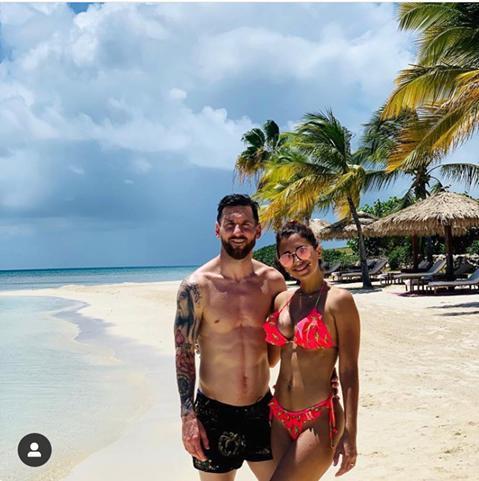 Messi pivə içir, sahildə öpüşür - FOTOLAR