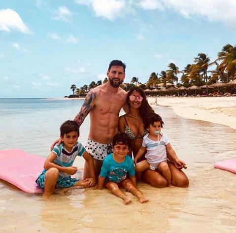 Messi pivə içir, sahildə öpüşür - FOTOLAR