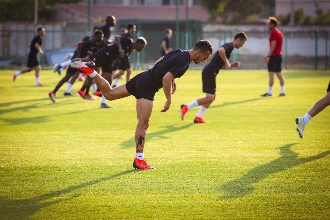 Azərbaycanlı futbolçu mərcdə uduzub, saçlarını boyadı - FOTOLAR