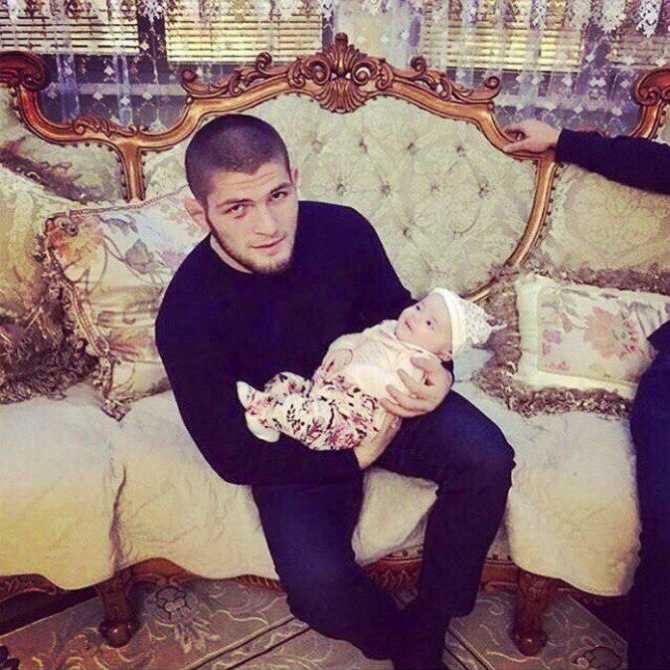 Həbib Nurmaqomedov həyat yoldaşını niyə hamıdan gizlədir? - FOTOLAR