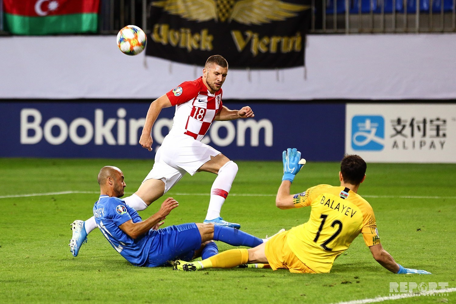 Vaqif Sadıqov: “Klublar Premyer Liqadakı oyunlara görə mükafat ödəyirlərsə, milliyə niyə verilməsin?”