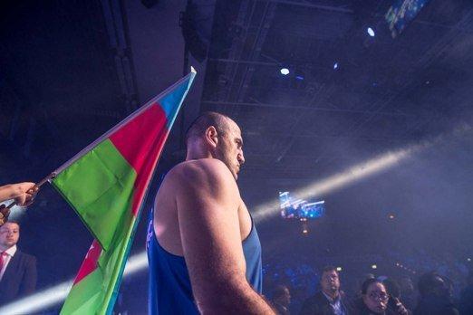 Məcidov peşəkar boksdakı ilk döyüşündə qalib gəldi - FOTO