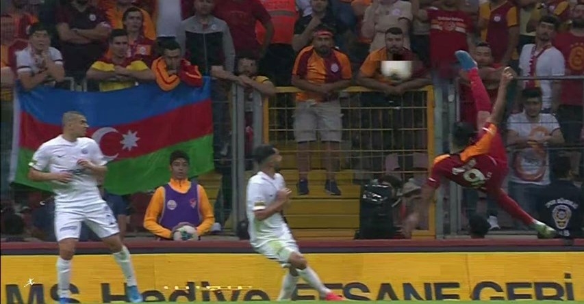 “Qalatasaray”ın oyununda Azərbaycan bayrağı - FOTOLAR
