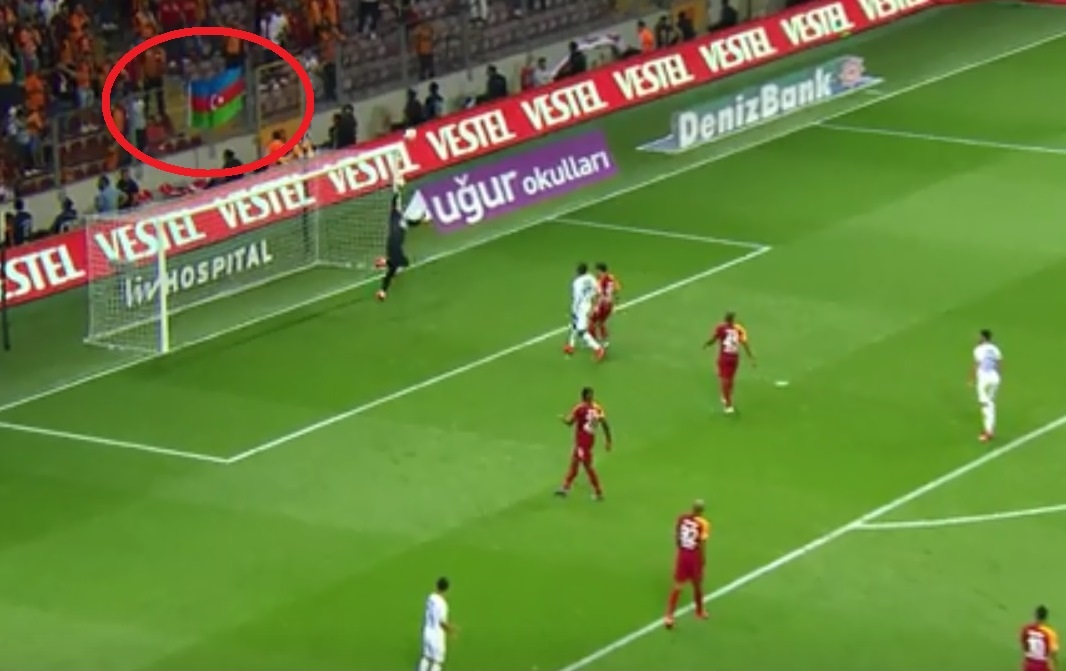 “Qalatasaray”ın oyununda Azərbaycan bayrağı - FOTOLAR