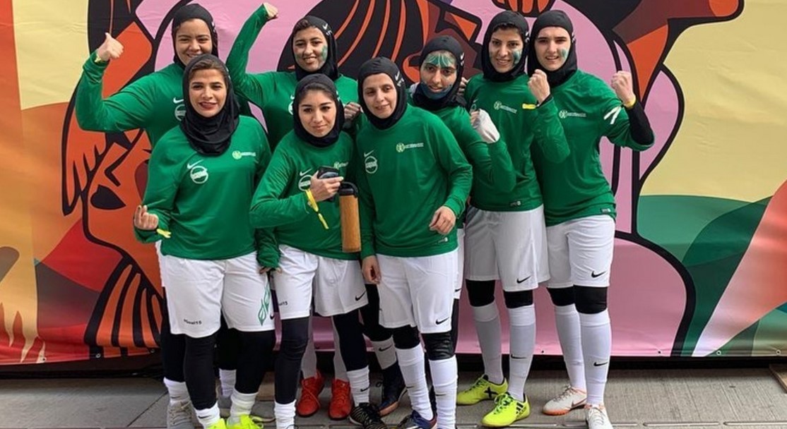 Bu ölkədə ilk dəfə qadınlar futbol oynadı - FOTO