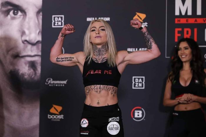18+ film ulduzu MMA döyüşçüsü oldu, ilk döyüşdə döyüldü - FOTOLAR