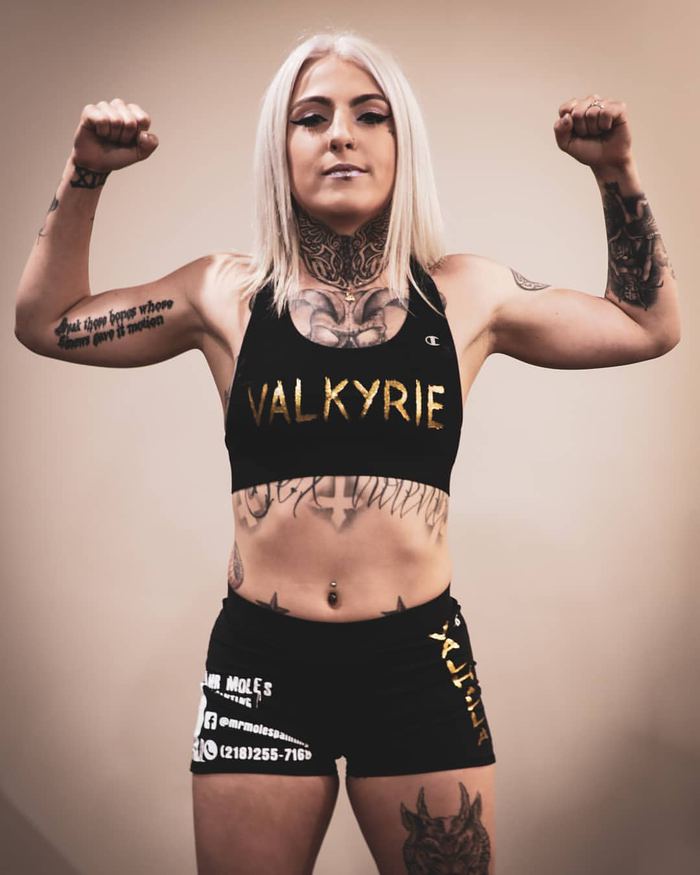18+ film ulduzu MMA döyüşçüsü oldu, ilk döyüşdə döyüldü - FOTOLAR