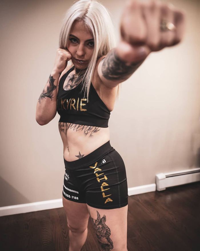 18+ film ulduzu MMA döyüşçüsü oldu, ilk döyüşdə döyüldü - FOTOLAR