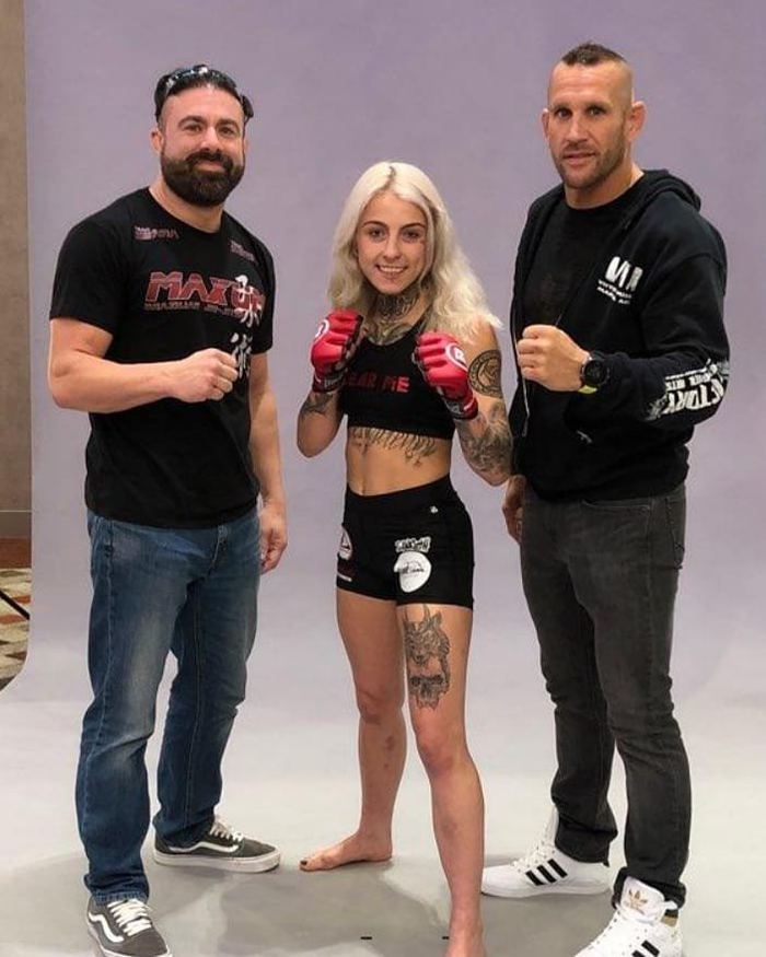 18+ film ulduzu MMA döyüşçüsü oldu, ilk döyüşdə döyüldü - FOTOLAR