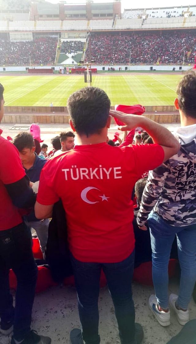 "Traktor"un oyununda İranı şoka salan şüar: 80 min insan... - FOTO/VİDEO