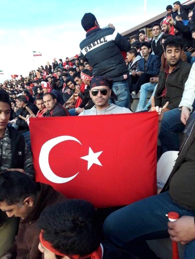 "Traktor"un oyununda İranı şoka salan şüar: 80 min insan... - FOTO/VİDEO