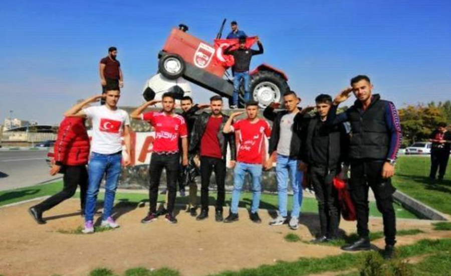 "Traktor"un oyununda İranı şoka salan şüar: 80 min insan... - FOTO/VİDEO