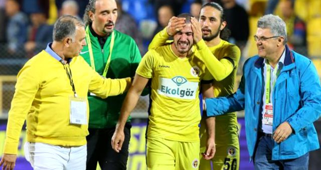 Anası ölən futbolçu meydana çıxdı, hər kəsi ağlatdı - FOTOLAR