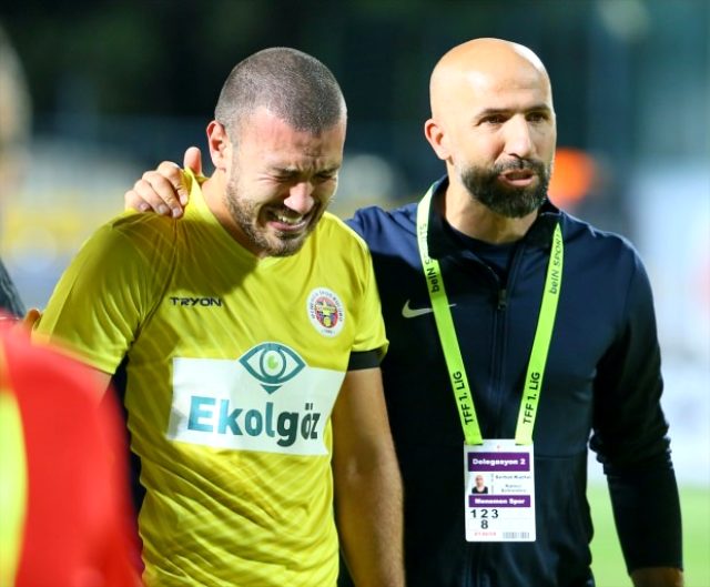 Anası ölən futbolçu meydana çıxdı, hər kəsi ağlatdı - FOTOLAR