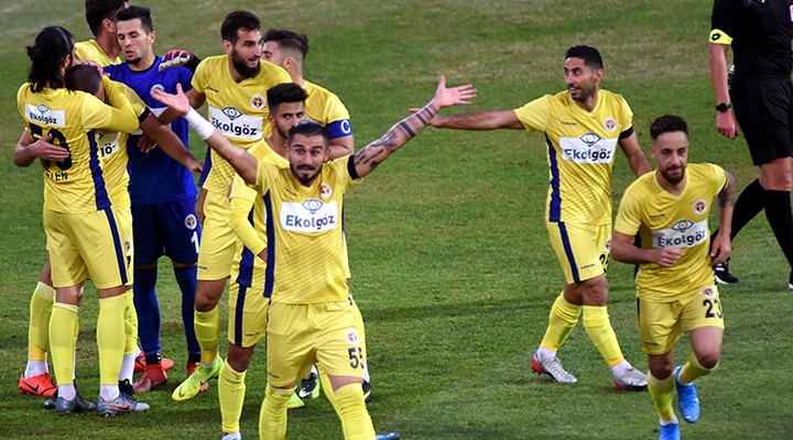 Anası ölən futbolçu meydana çıxdı, hər kəsi ağlatdı - FOTOLAR