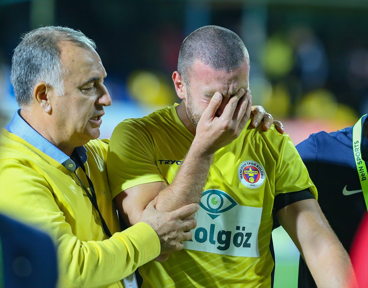 Anası ölən futbolçu meydana çıxdı, hər kəsi ağlatdı - FOTOLAR