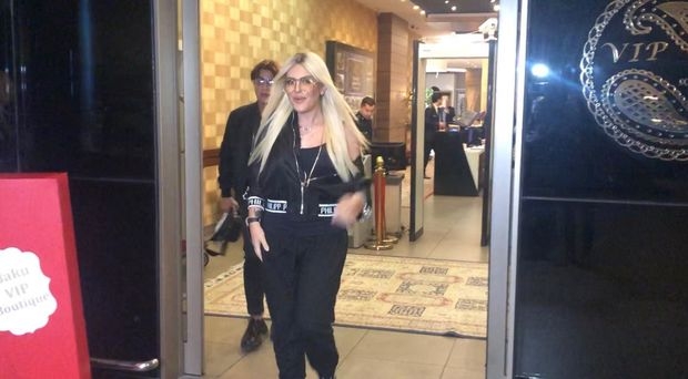 Cinsini dəyişib futbolçuya ərə gedən bloqer Bakıda - FOTOLAR