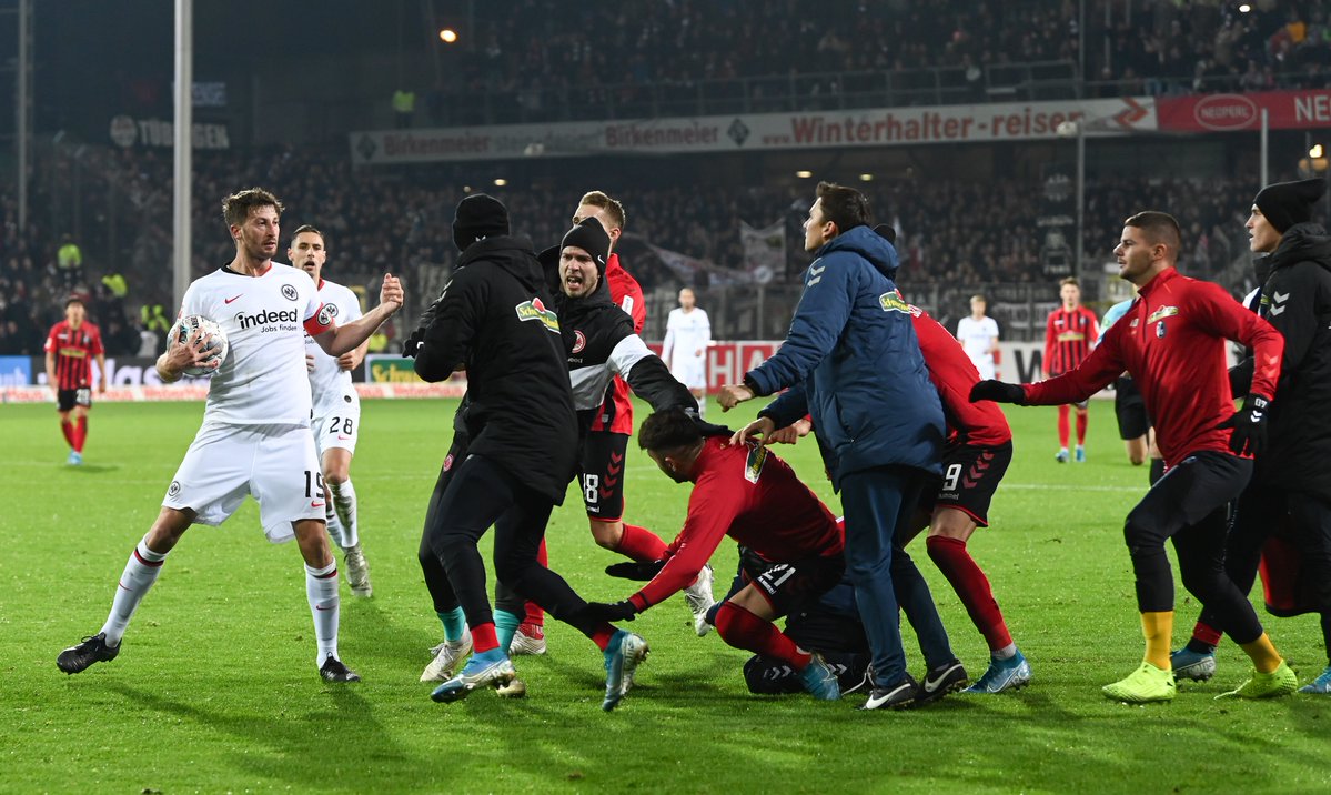 Bundesliqada şok hadisə: futbolçu baş məşqçini yerə yıxdı - FOTO/VİDEO