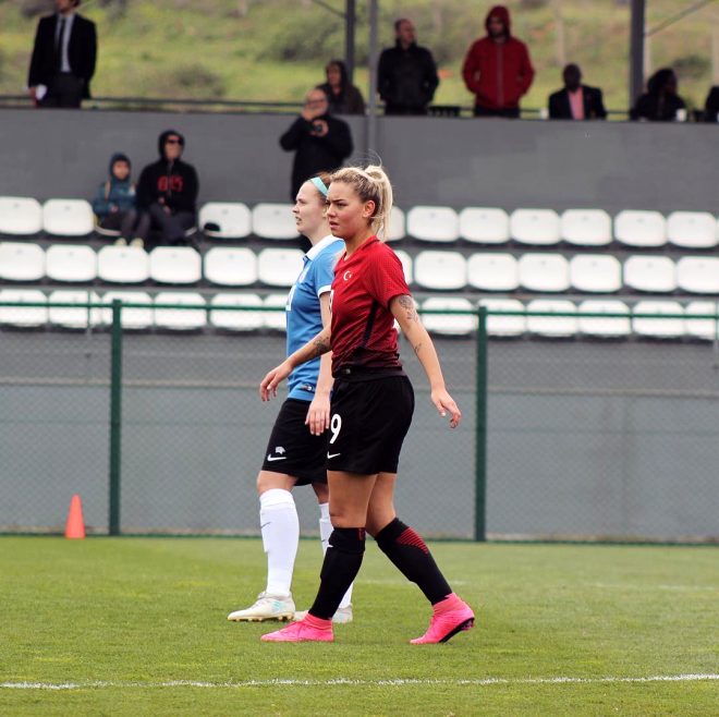 Türk futbolçunun gözəlliyi gündəm oldu - FOTOLAR