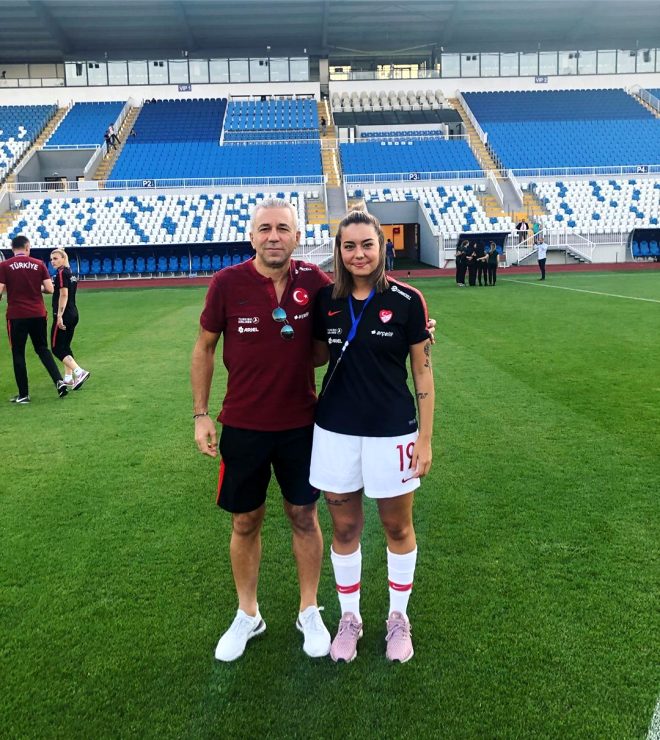 Türk futbolçunun gözəlliyi gündəm oldu - FOTOLAR