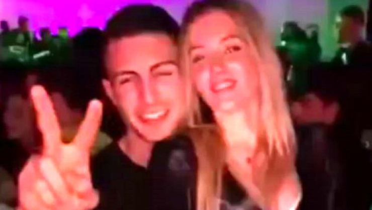 Sevgilisi ilə tualetdə yaxalanan futbolçu qovuldu - FOTO