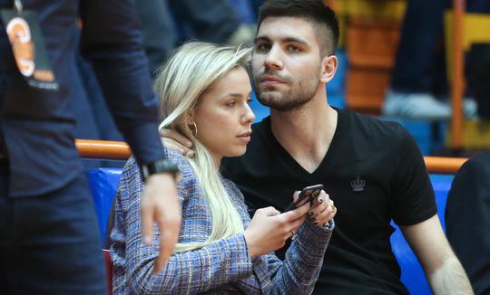 Millimizin baş məşqçisinin hamilə qızı futbolçu ilə evlənir - FOTOLAR