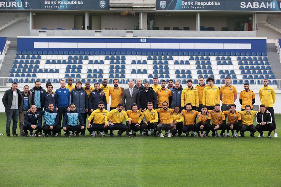 Ponomaryov futbolçularla vidalaşdı - FOTOLAR