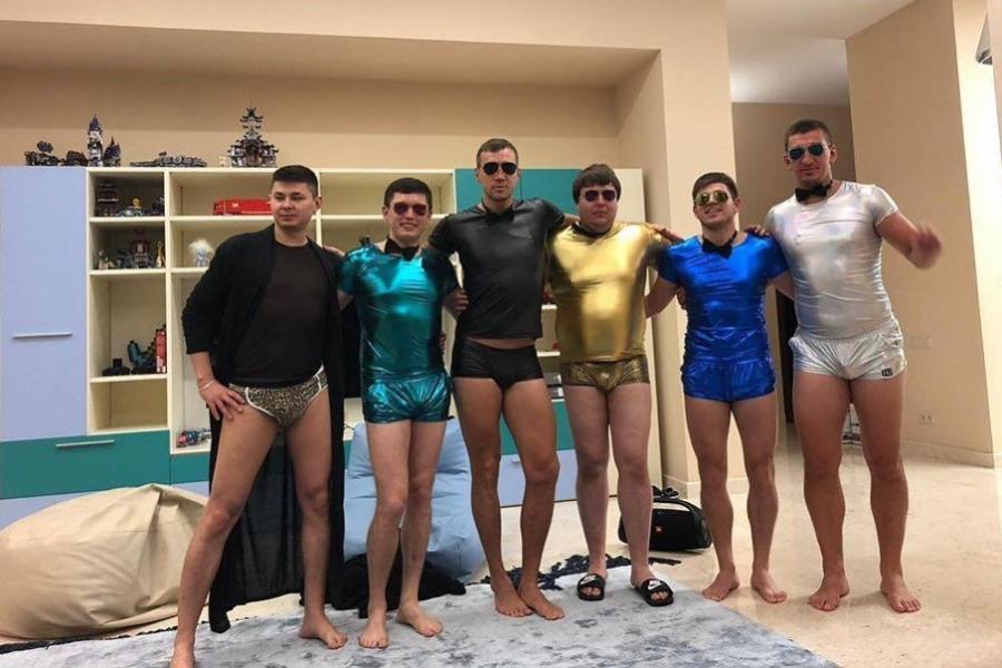 Futbolçunun paylaşımı qalmaqal oldu: Yarıçılpaq, qadınlarla birlikdə - FOTO