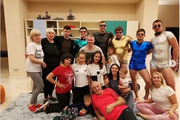 Futbolçunun paylaşımı qalmaqal oldu: Yarıçılpaq, qadınlarla birlikdə - FOTO