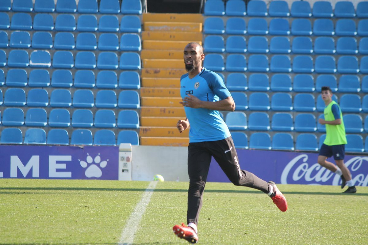 Futbolda şok hadisə: Bir futbolçu iki klubla müqavilə imzaladı