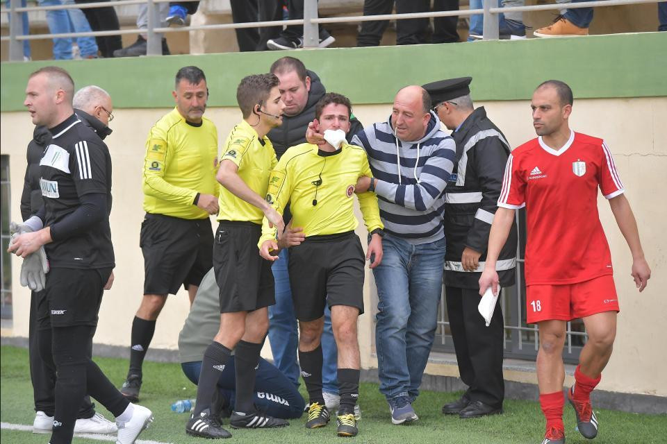 Futbolçu hakimi vurdu, həbs olundu, oyun yarımçıq dayandırıldı - FOTO/VİDEO