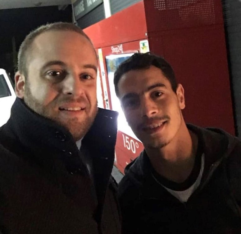 Məşhur futbolçu azarkeşin benzin pulunu ödədi - FOTO