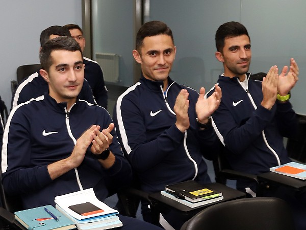 Azərbaycanın FIFA referilərinə emblemlər təqdim olundu - FOTOLAR