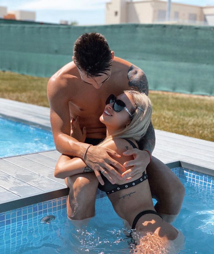 Ulduz futbolçunun sevgilisi "Instagram"ı partladır - FOTOLAR