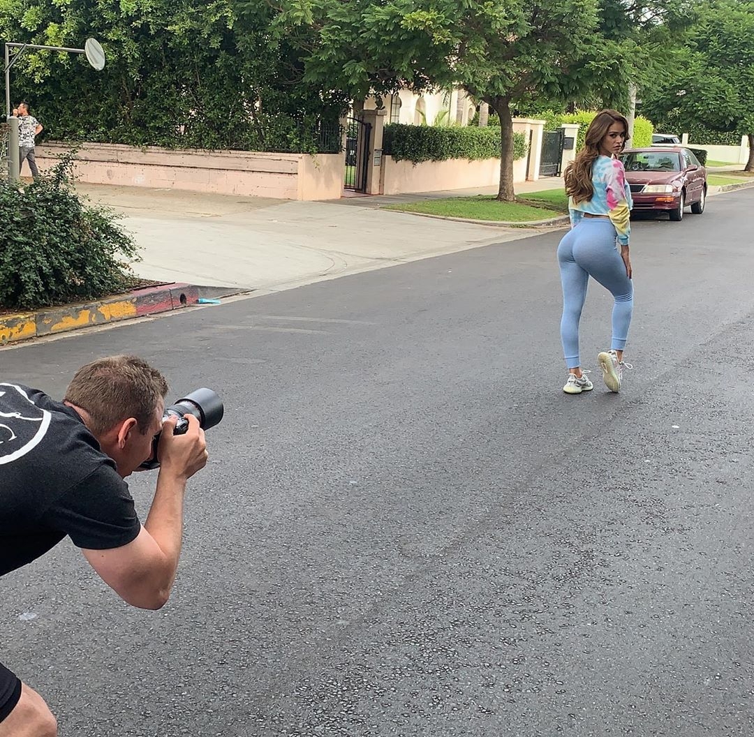Dünyanın ən seksual aparıcısı məşqdə - FOTOLAR