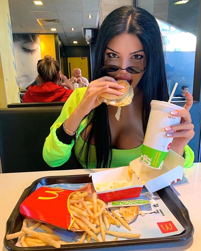 "Beşiktaş"ın ulduzu transseksuala mesaj yazdı, biabır oldu - FOTOLAR