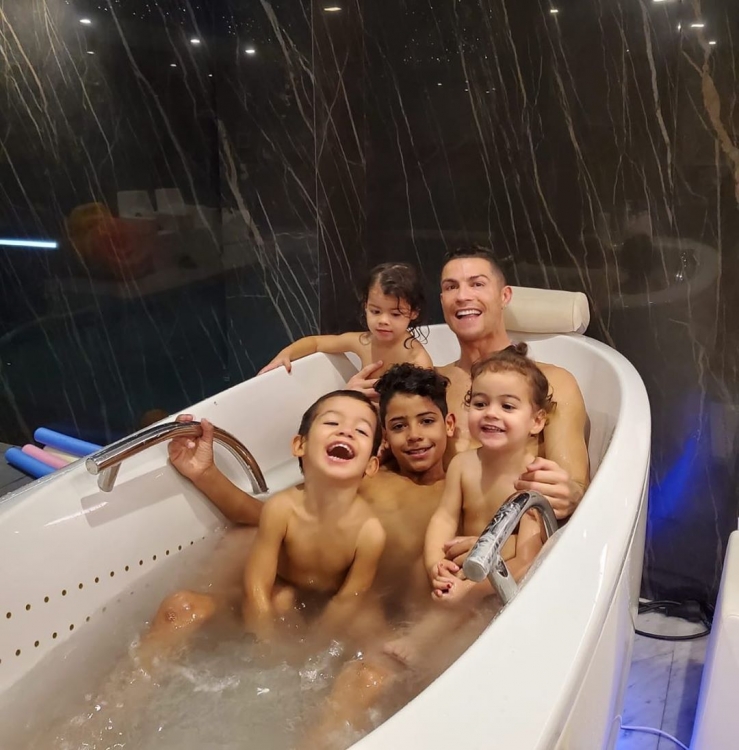 Ronaldo və övladları çılpaq foto ilə gündəmdə