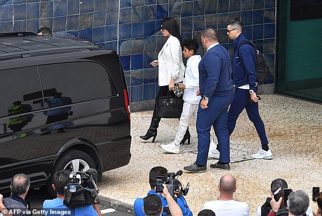 Ronaldu: "Anamın vəziyyəti stabildi" - FOTO